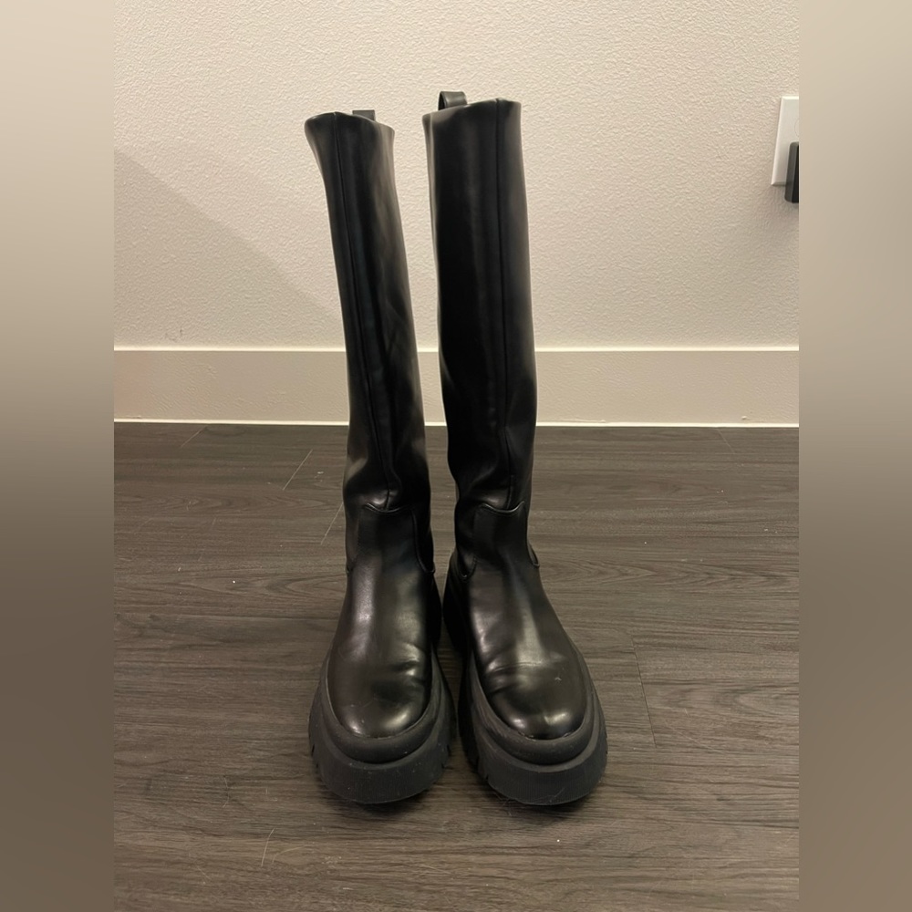 Pull&Bear boots in an excellent condition. Only wore twice. (size runs small.)